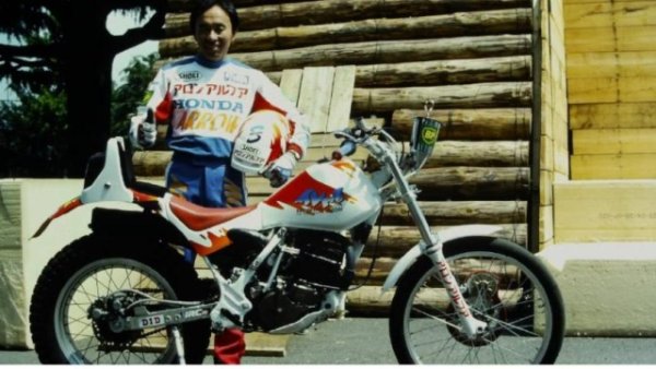 През 2017 г. 33-годишният японец Масару Абе смяташе, че е бил рекорда за разстояние на една гума, след като измина 500,53 км. със своя Yamaha Jog Kawaguchi Auto Race в Сайтама. За съжаление опитът не беше извършен при спазване на всички насоки, необходими за одобрение. Така в официалната база данни рекордьор все още е неговият сънародник Ясуюки Кудо. На 5 май 1991 г. Кудо е изминал 331 км на задното колело на тестова Honda TLM220R на полигона на Японския автомобилен изследователски институт в Цукуба. 
